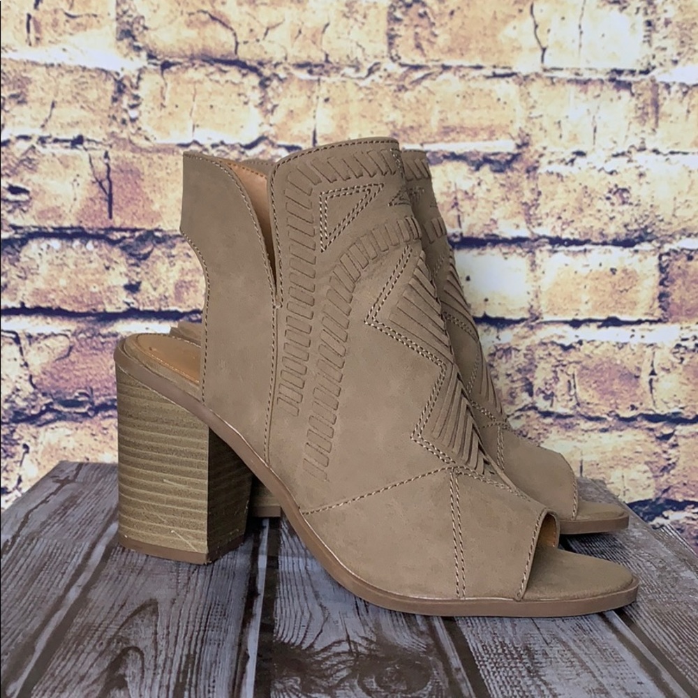 Universal Thread Shoes